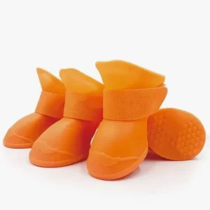 Bottes de chien orange vibrantes pour petits chiens, idéales pour protéger leurs pattes.