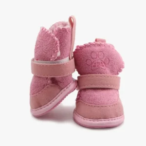 Bottes roses pour petits chiens, confortables et stylées pour toutes les aventures extérieures.