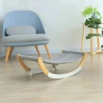 Chaise berçante moderne grise, fauteuil bleu clair et table en bois dans un intérieur apaisant.