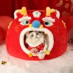 Un chat mignon dans une maison dragon rouge festive, parfait pour célébrer le Nouvel An.