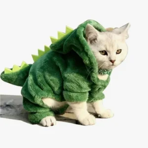 Chat blanc curieux en costume de dinosaure vert, adorable et amusant.