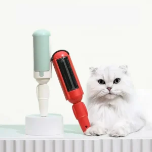 Chat blanc calme avec outils de toilettage modernes et colorés pour le soin des animaux.