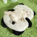 Un chat paisible dort sur un lit panda dans une ambiance verte et chaleureuse.