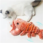 Un chat blanc adorable joue avec un jouet homard en peluche coloré.