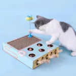 Un chat gris et blanc joue avec un jouet interactif abeille jaune coloré.