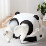 Maison pour chat en forme de panda avec un chat blanc joyeux à lintérieur.