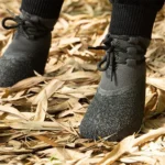 Chaussures modernes sur un lit de feuilles sèches, alliant style et fonctionnalité pour lextérieur.