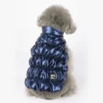 Chien élégant en doudoune bleu satin, idéal pour le style et le confort en hiver.