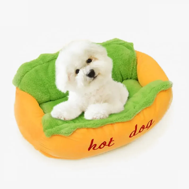 Chien fluffieux dans un lit design hot dog coloré, un moment de détente adorable.