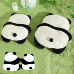 Coussins pandas adorables sur un tapis vert, ajoutant confort et charme à votre décoration.