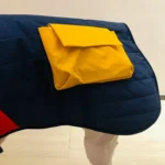 Couverture équestre bleu, jaune et rouge, matelassée, pratique et stylée pour équitation.