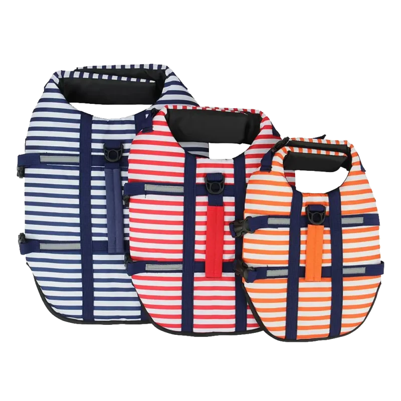 Gilets de sauvetage colorés pour enfants et adultes, alliant sécurité et style aquatique.