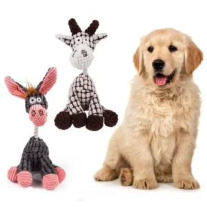 Chiot golden retriever joyeux jouant avec des jouets colorés dans un cadre amusant.