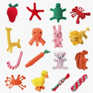 Collection colorée de jouets tricotés représentant des animaux et objets en mer.