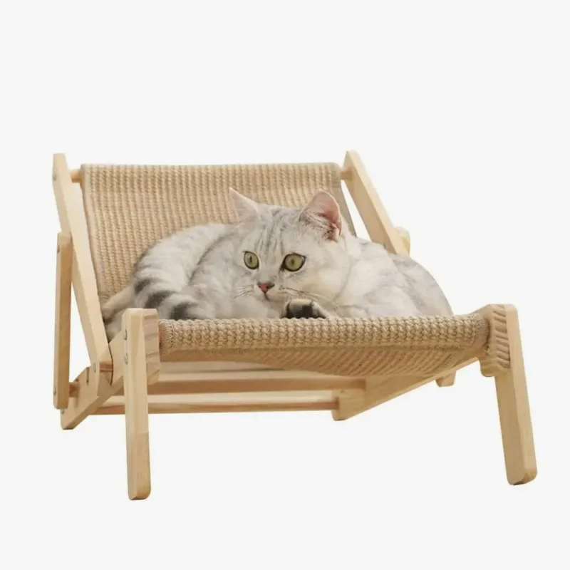 Lit pour chat moderne en bois, avec un chat gris fluffy confortablement installé.