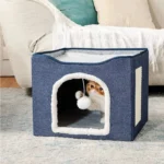 Maison de chat confortable en bleu marine avec jouet pompon, idéale pour les félins.