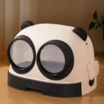 Maison pour petits animaux en forme de panda, blanche et noire, design ludique et confortable.