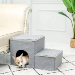 Maison pour petits animaux dans un intérieur moderne et cosy avec un canapé élégant.