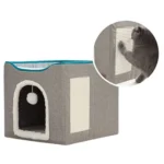 Maison pour chat moderne grise avec pompon et griffoir, alliant confort et jeu.