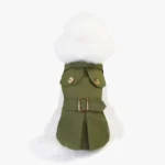 Manteau militaire chic pour chien, vert olive avec col blanc et ceinture.