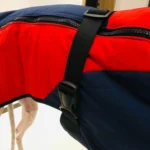 Manteau pour chien bleu et rouge, chaud et confortable, idéal pour les balades.