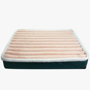 Matelas velours rose et blanc, élégant et confortable, idéal pour des moments de détente.