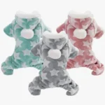 Onesies doux pour animaux en pastel avec étoiles blanches, confortables et adorables.