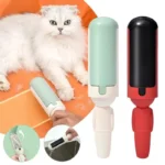 Outil de grooming ergonomique pour chats, élégant et pratique en vert et rouge.