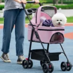 Promenade en parc avec un chien blanc heureux dans une poussette rose.