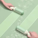 Rouleaux adhésifs minimalistes pour un nettoyage élégant sur fond vert apaisant.