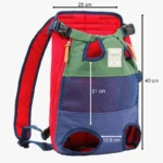 Sac à dos coloré rouge, vert et bleu navy, pratique pour les aventures en plein air.