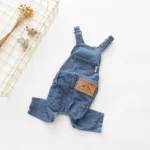 Salopette en denim bleu vintage pour bébé avec poche, douce et pratique pour les tout-petits.