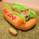 Shiba Inu se repose dans un lit en forme de hot dog, ambiance ludique et confortable.