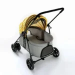 Poussette moderne grise et jaune, confortable et pratique pour bébés et jeunes enfants.