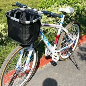 Vélo de montagne garé, prêt pour laventure dans un cadre naturel verdoyant.