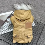 Veste pour chien beige avec capuche en fausse fourrure, chic et fonctionnelle pour lhiver.