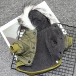 Veste verte pour animaux avec capuche en fourrure, idéale pour le confort et le style.