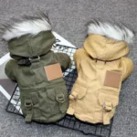 Vestes pour chiens confortables en olive et beige avec doublure en fausse fourrure.