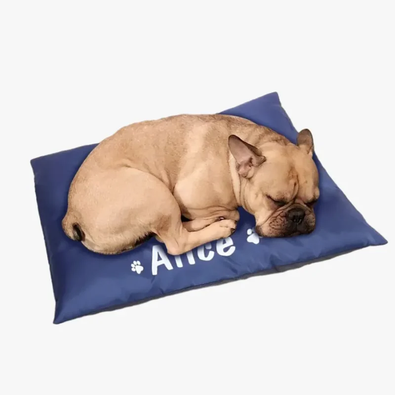 French Bulldog endormi sur un lit bleu personnalisé Alice dans un cadre apaisant.