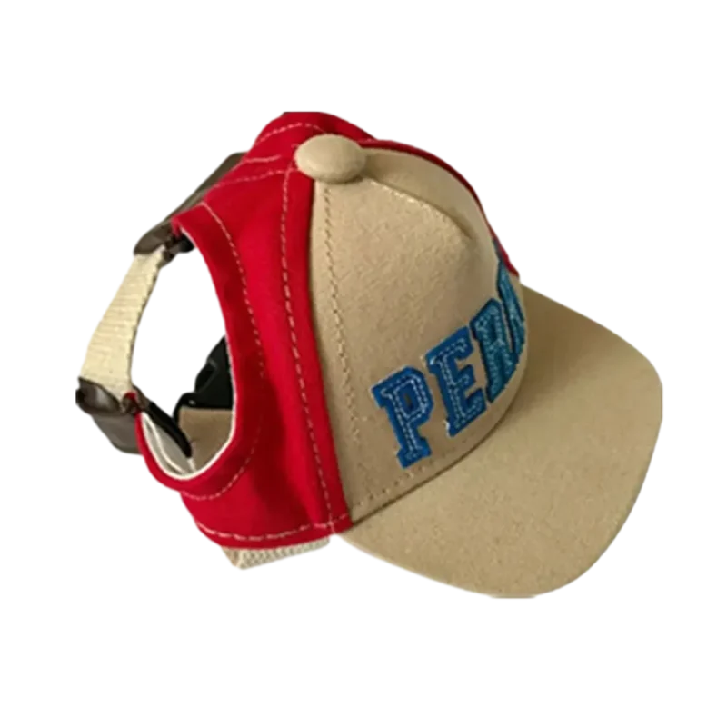 Casquette beige et rouge pour petit chien avec inscription PETS en lettres brillantes.