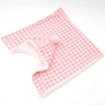 Cape poncho gingham rose et blanc, confortable avec capuche et pompon, parfait pour lhiver.