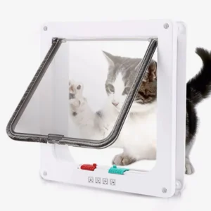 Porte pour chat moderne avec flap transparent et un chat curieux en exploration.