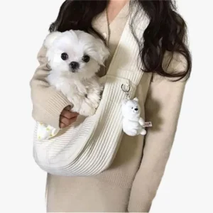 Chien blanc adorable dans un porte-chien doux, symbole de complicité et de style.