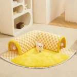 Coin de jeu douillet pour petit chien, avec coussins jaunes et blancs.