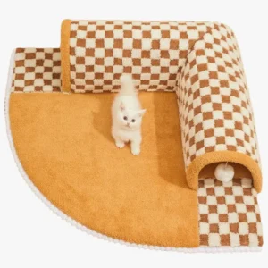 Lit pour chat jaune avec un chaton blanc jouant, design confortable et ludique.