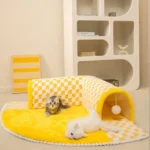 Couchage pour chats jaunes avec chatons joueurs dans un décor moderne et accueillant.