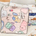 Couverture rose avec animaux mignons, idéale pour un espace cozy et ludique.