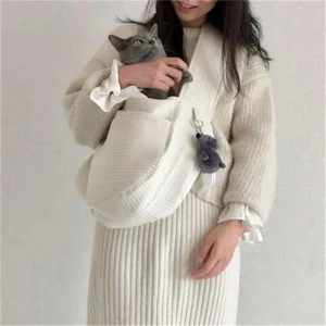 Femme élégante avec chat gris dans un sac à bandoulière chic et confortable.