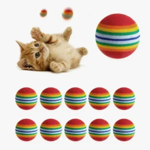 Un adorable chaton doré joue joyeusement avec des balles colorées dans une scène pétillante.