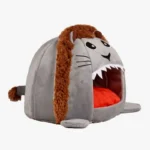 Lit douillet lion en peluche avec coussin rouge pour petits animaux de compagnie.